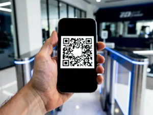 Hand met smartphone toont QR-code voor toegangspoortje in moderne fitnesscentrum lobby met blauwe verlichting